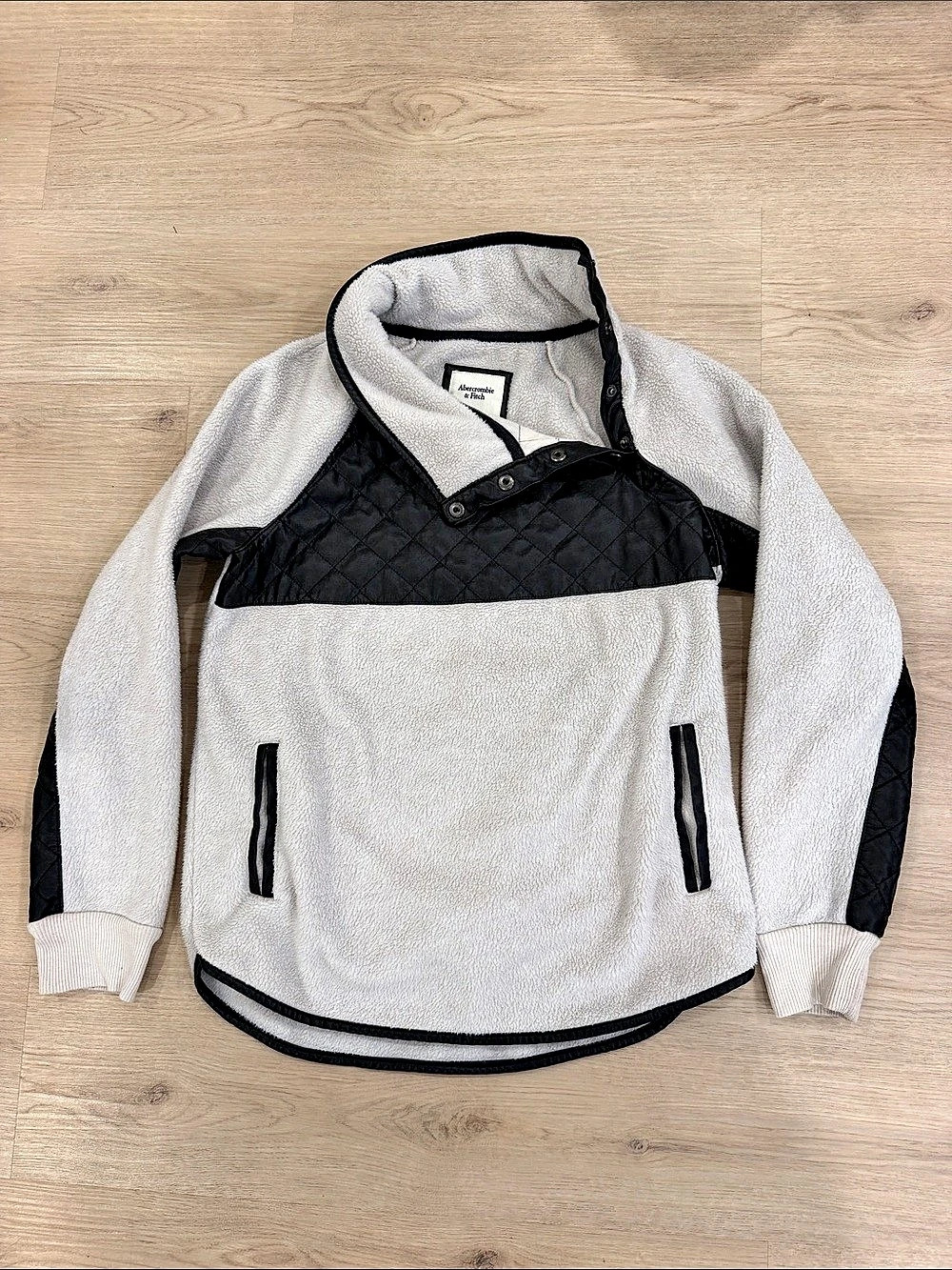Abercrombie & Fitch Asymmetric Snap Fleece Pullover White & Black Small